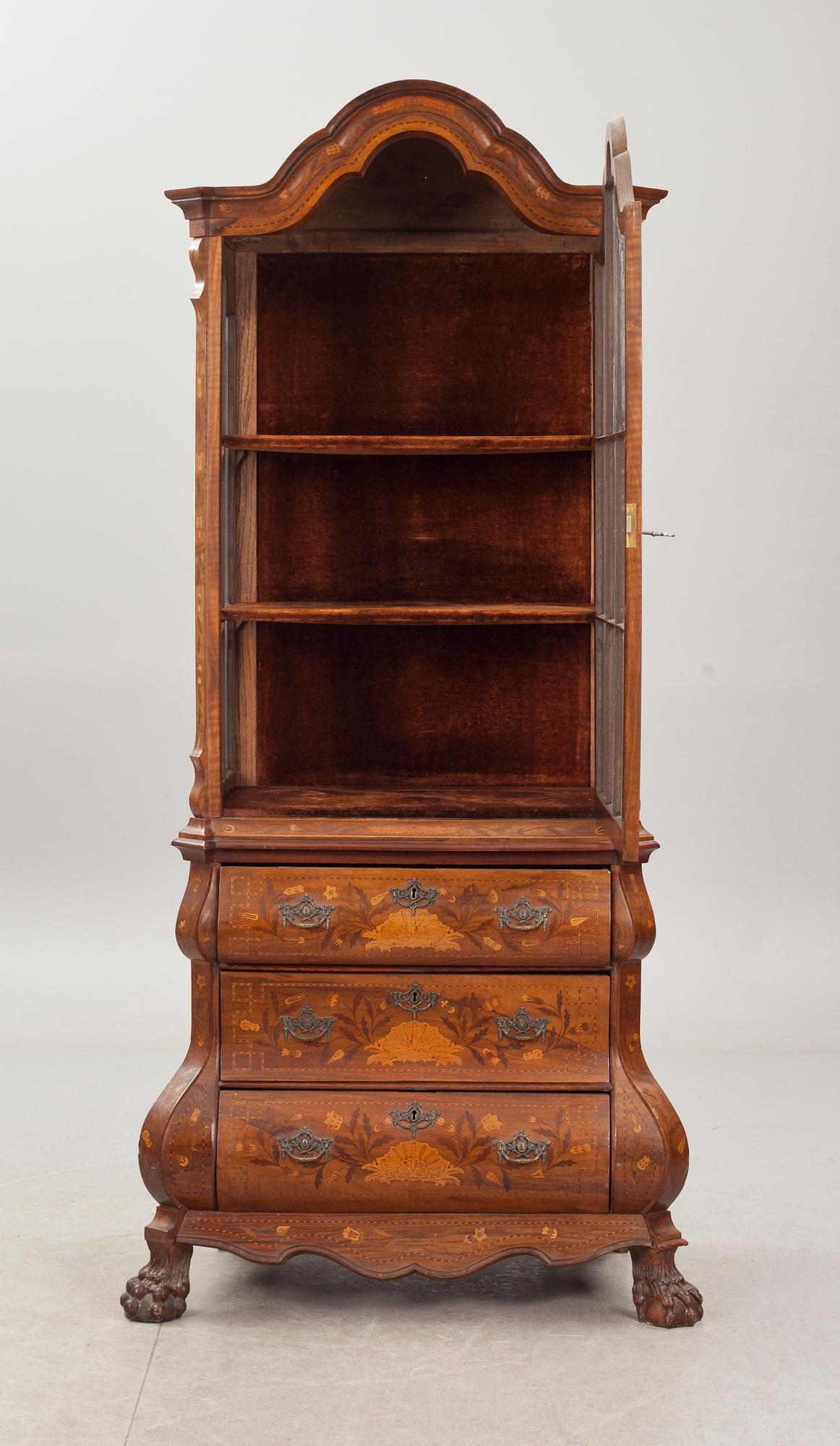 VITRINSKÅP, rokokostil. Holland. 1900-tal.