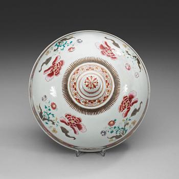 A famille rose cover, Qing dynasty, Qianlong (1736-95).