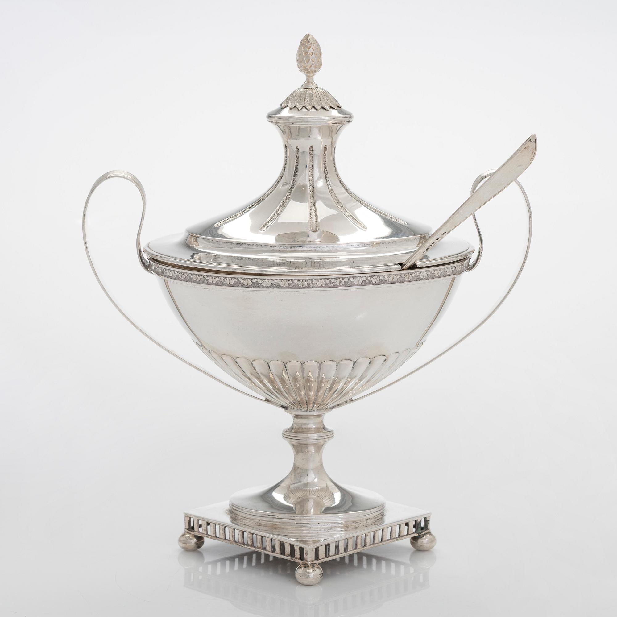 Sockerskål och sockersked, silver, Gustaviansk stil, GAB, Stockholm 1918 och Erik Linderoth, Motala 1915.