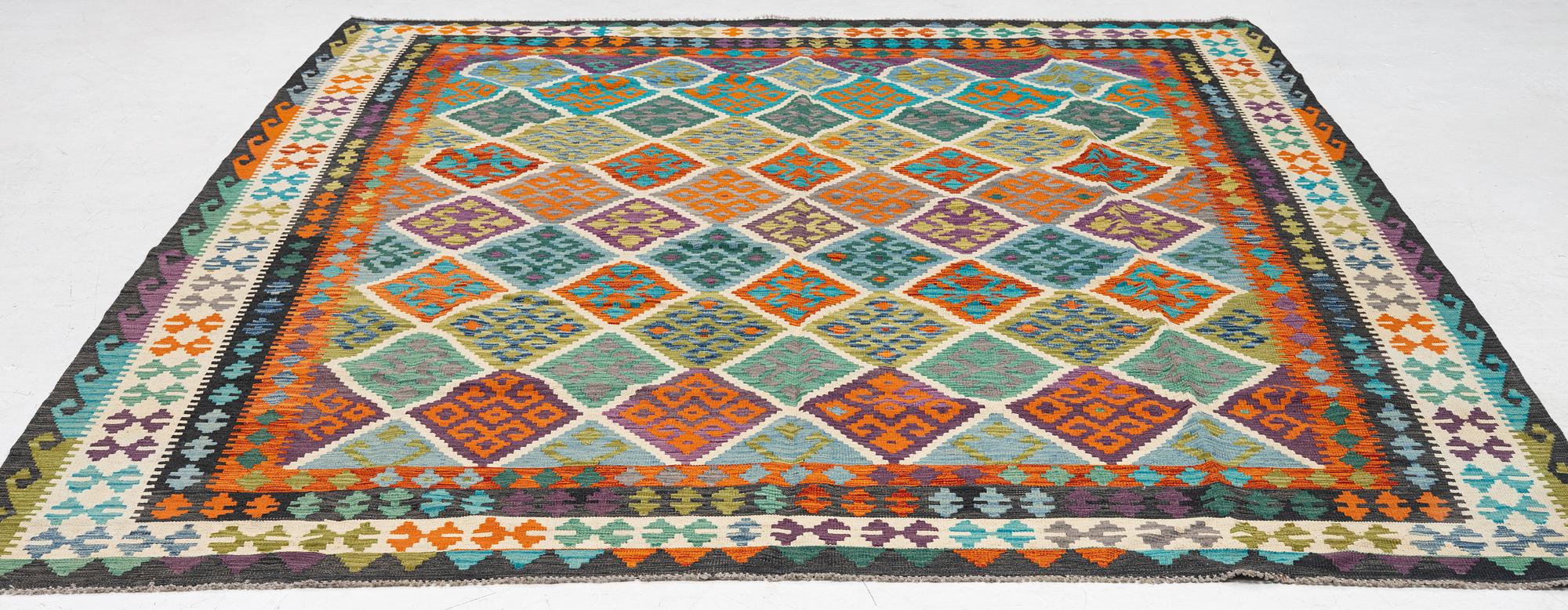 Matta, kelim, ca 344 x 271 cm.