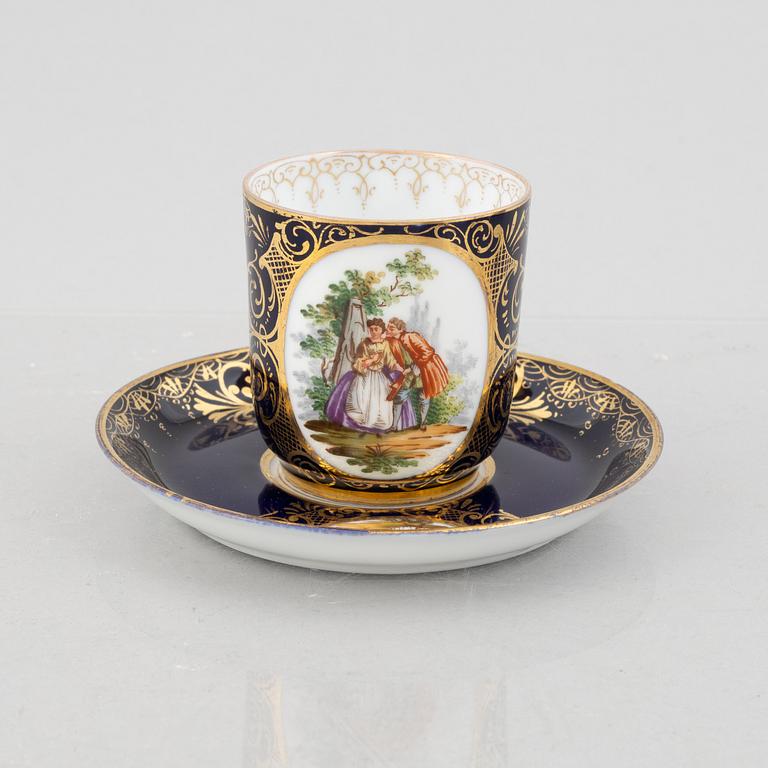 A porcelain coffee pot with a pair of cups with saucers, second half of the 19th century.