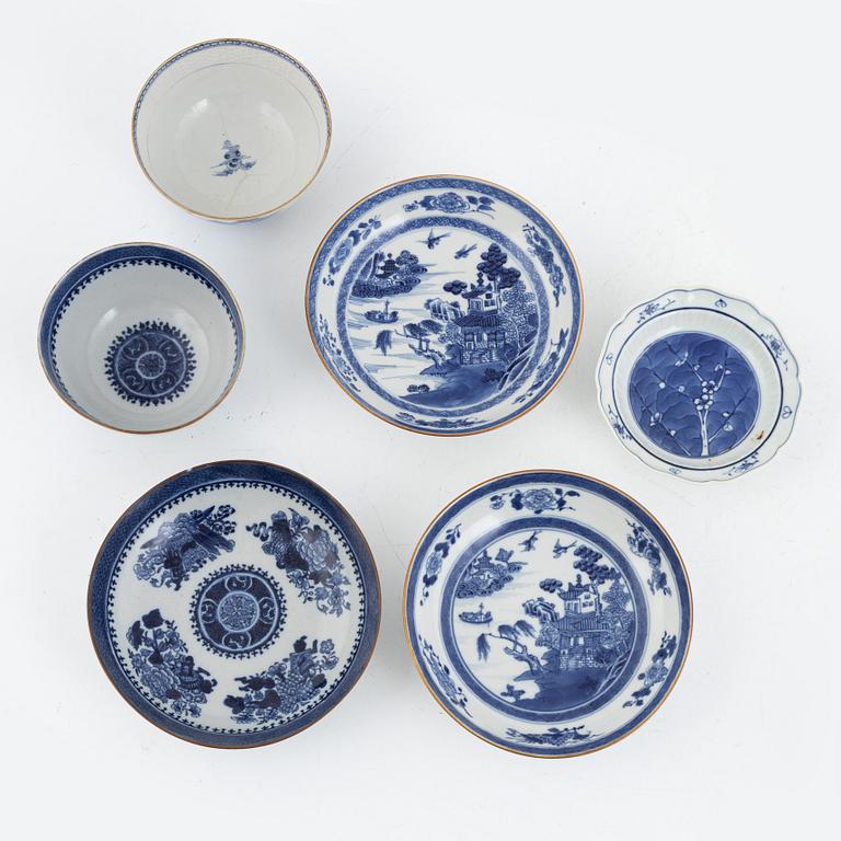 A set of seven Chinese porcelain pieces, Qing dynasty, Qianlong (1736-95) and Jiaqing (1796-1820).