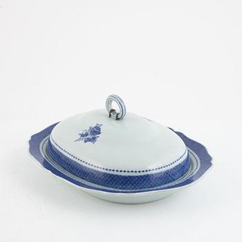 A Chinese blue and white export porcelain serving dish with cover, Qing dynasty, 18th century.