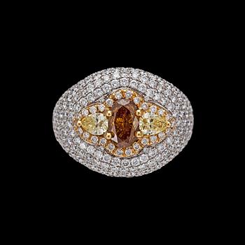 946. RING, briljantslipade diamanter, tot. 2.78 ct med cognacsfärgad diamant, 1.04 ct, samt två gula droppslipade, tot. 0.50 ct.