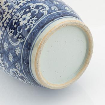 A large Chinese porcelain vase, late Qing Dynasty.