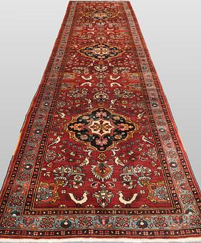 A figural Hamadan runner carpet, 450 x 112 cm.