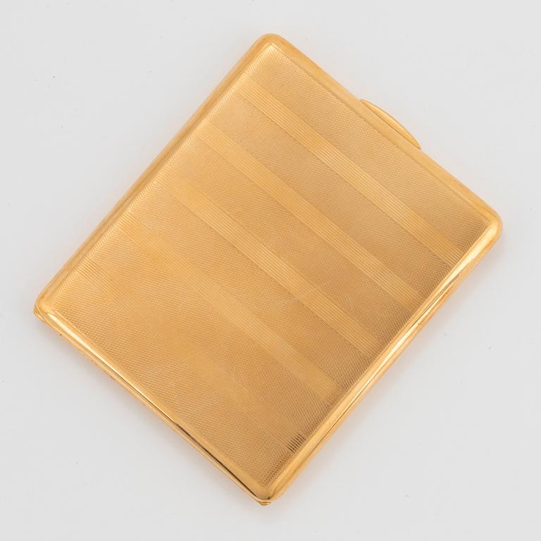 An 18K gold cigarette case.