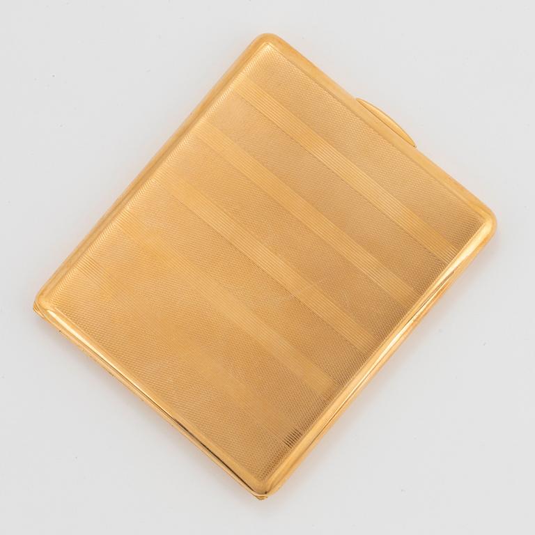 An 18K gold cigarette case.