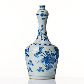 A blue and white Transtional vase, 17th Century.