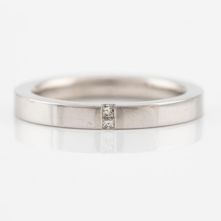 Ring 18K vitguld med prinsesslipade diamanter.