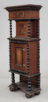 SKÄNKSKÅP, barockstil, sent 1800-tal.