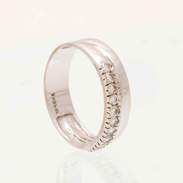 An 18K white gold ring set with round brilliant-cut diamonds.