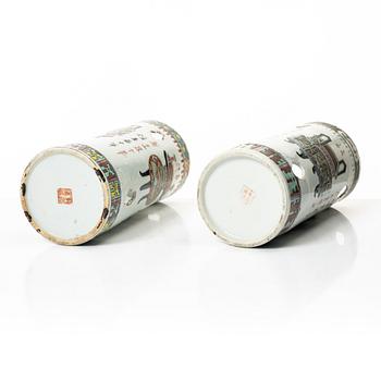 Vaser/Perukstockar, 2 st, porslin, Kina, 1900-tal.