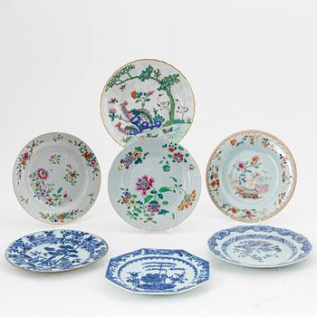 Tallrikar, sex stycken, porslin, Kina, Qingdynastin (Qianlong 1736-95) samt skålfat, Kina, 1800-tal.