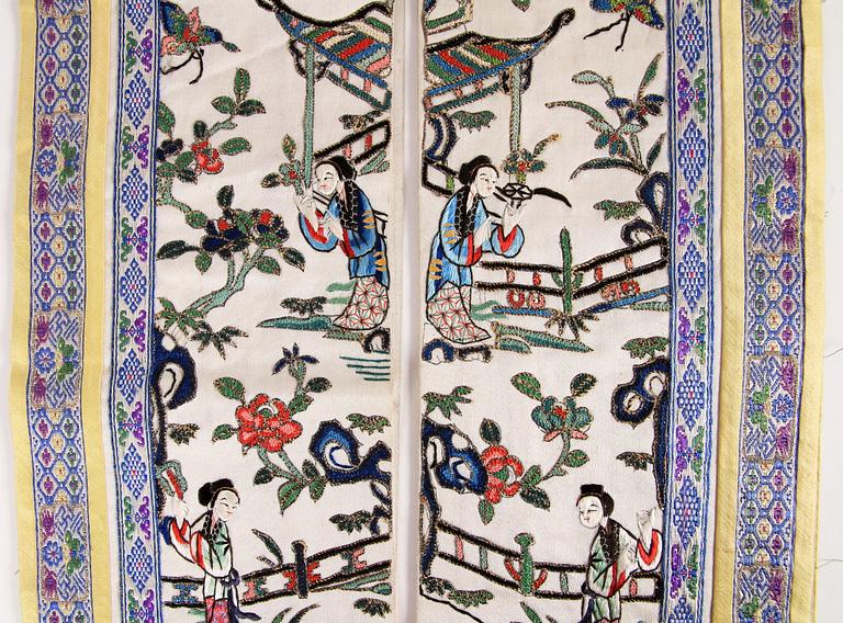 SIDENBRODERIER, två par, Kina, 1900-talets början.