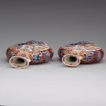 A pair of Japanese Imari moon flasks, Meiji period (1868-1912).