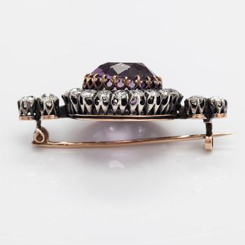 An 18K gold and silver brooch with old-cut diamonds ca. 2.34 ct in total and a amethyst. France, early 20th century.