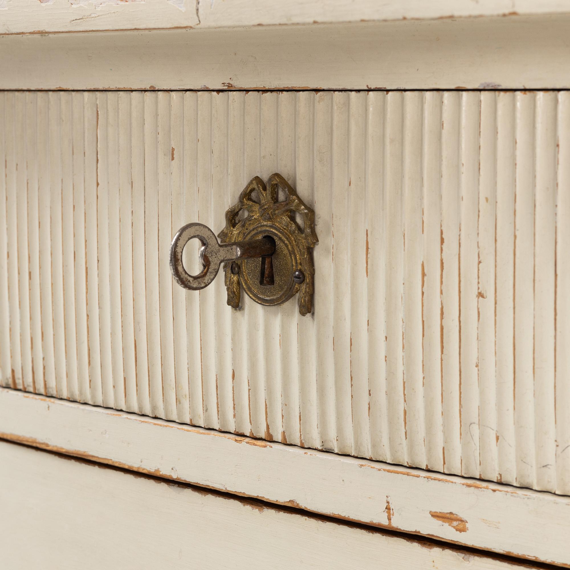 A painted oak chest of drawers from around the year 1900.