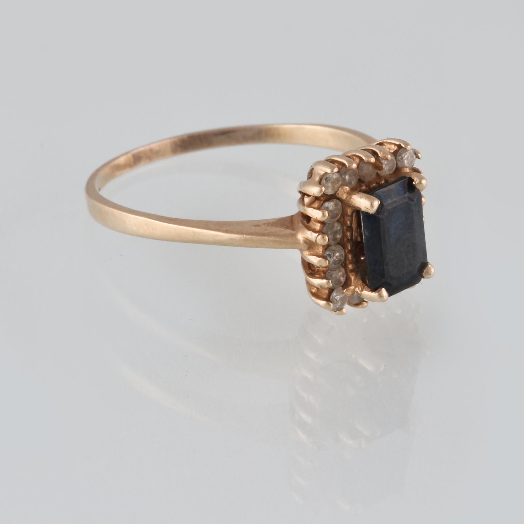 RING, 8K guld, samt blå safir och diamanter. Vikt 2,7 gram.
