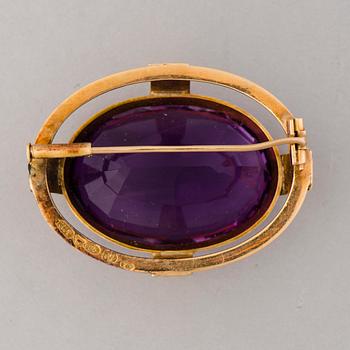 A BROOCH, facetted amethyst, 14K gold. Kulta- ja hopeatuote, Lahti Finland 1960.