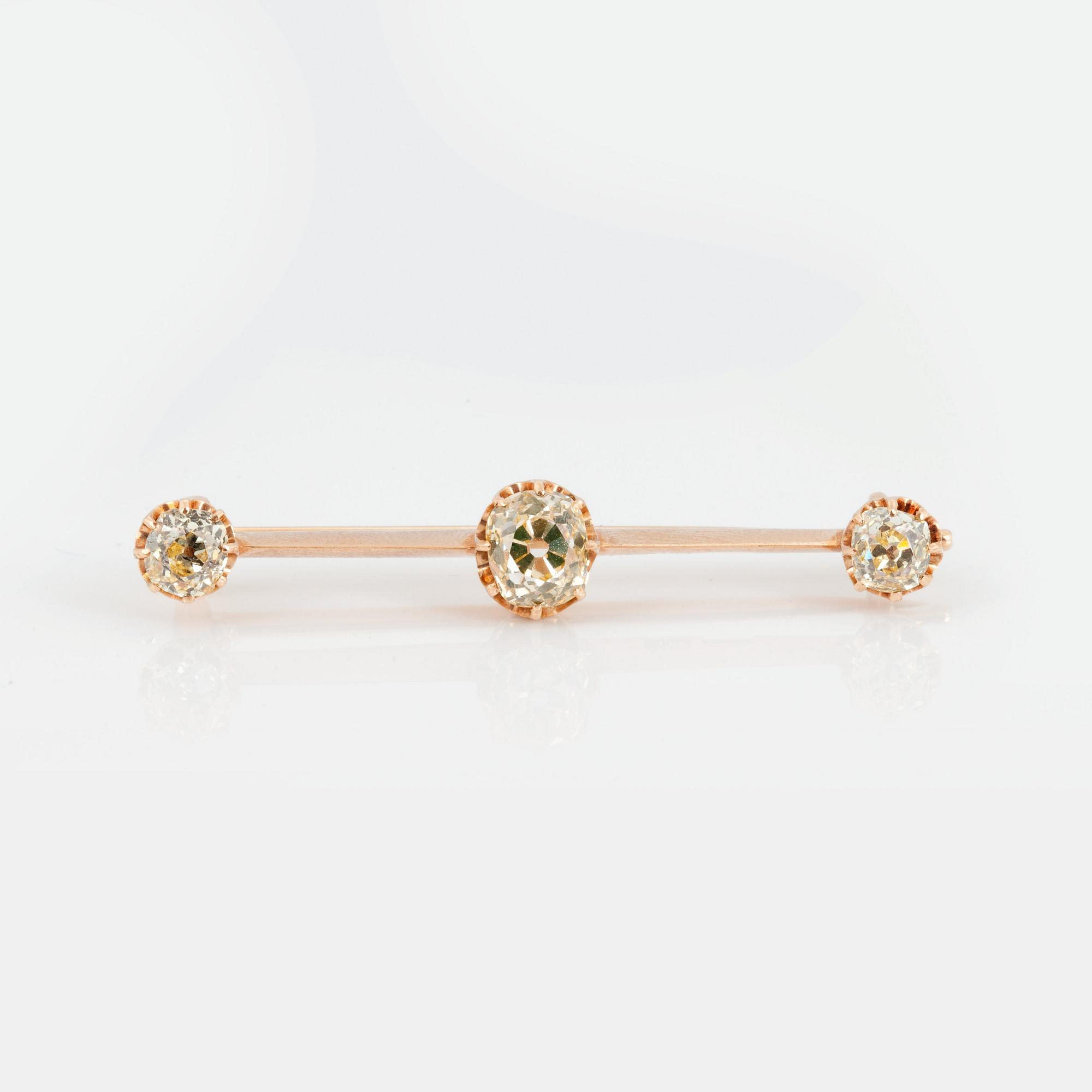 BROSCH med tre gammalslipade diamanter.