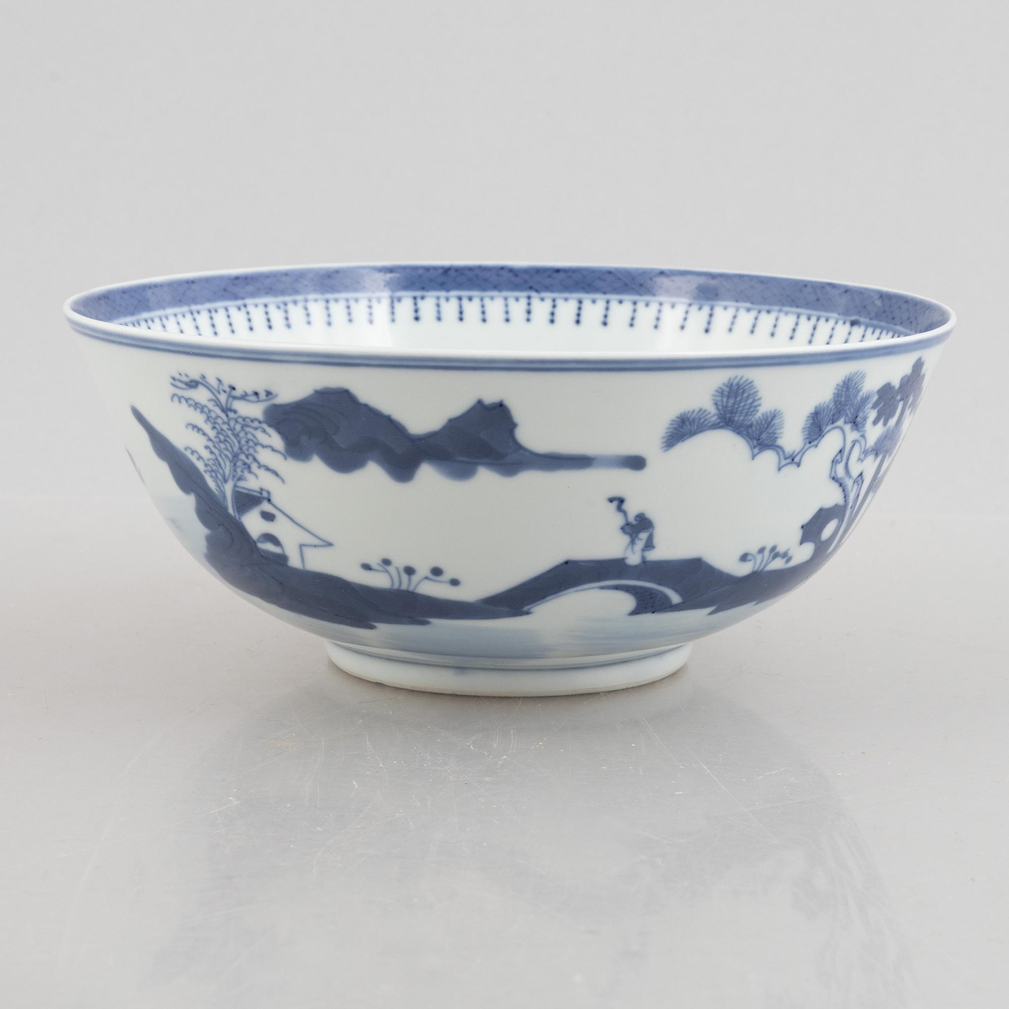 A blue and white bowl and a storage jar, Qing dynasty.