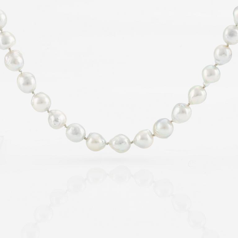 Cultured pearls necklace with silver clasp.