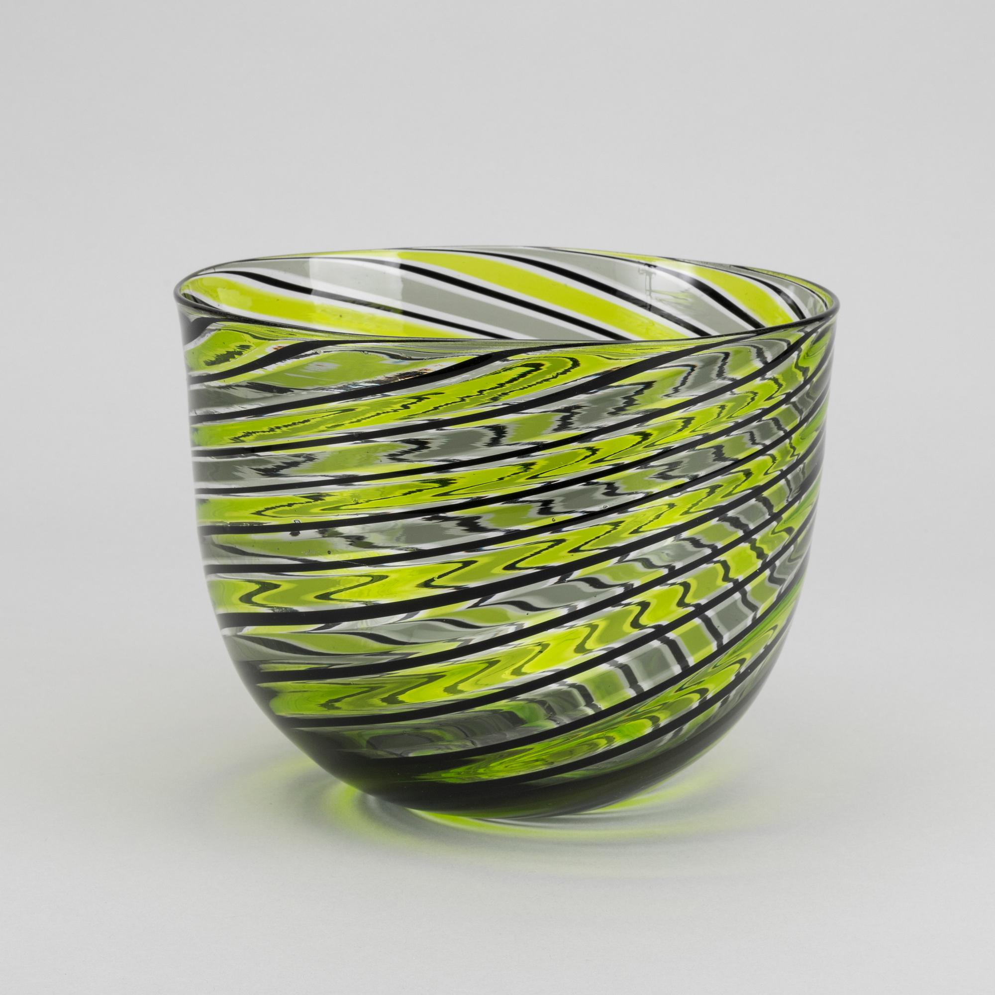 PETER SVARRER, a signed and dated glass bowl.