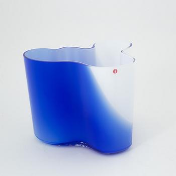 Alvar Aalto, a special edition 'Savoy' glass vase, Iittala 1994.