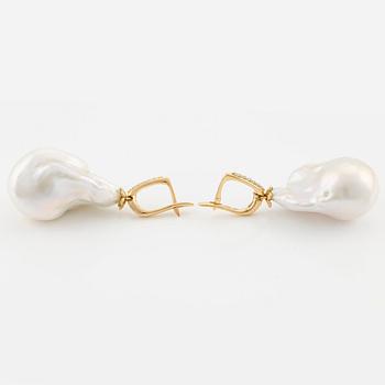 A pair of earrings in 18K gold with cultured baroque freshwater pearls and round brilliant-cut diamonds.