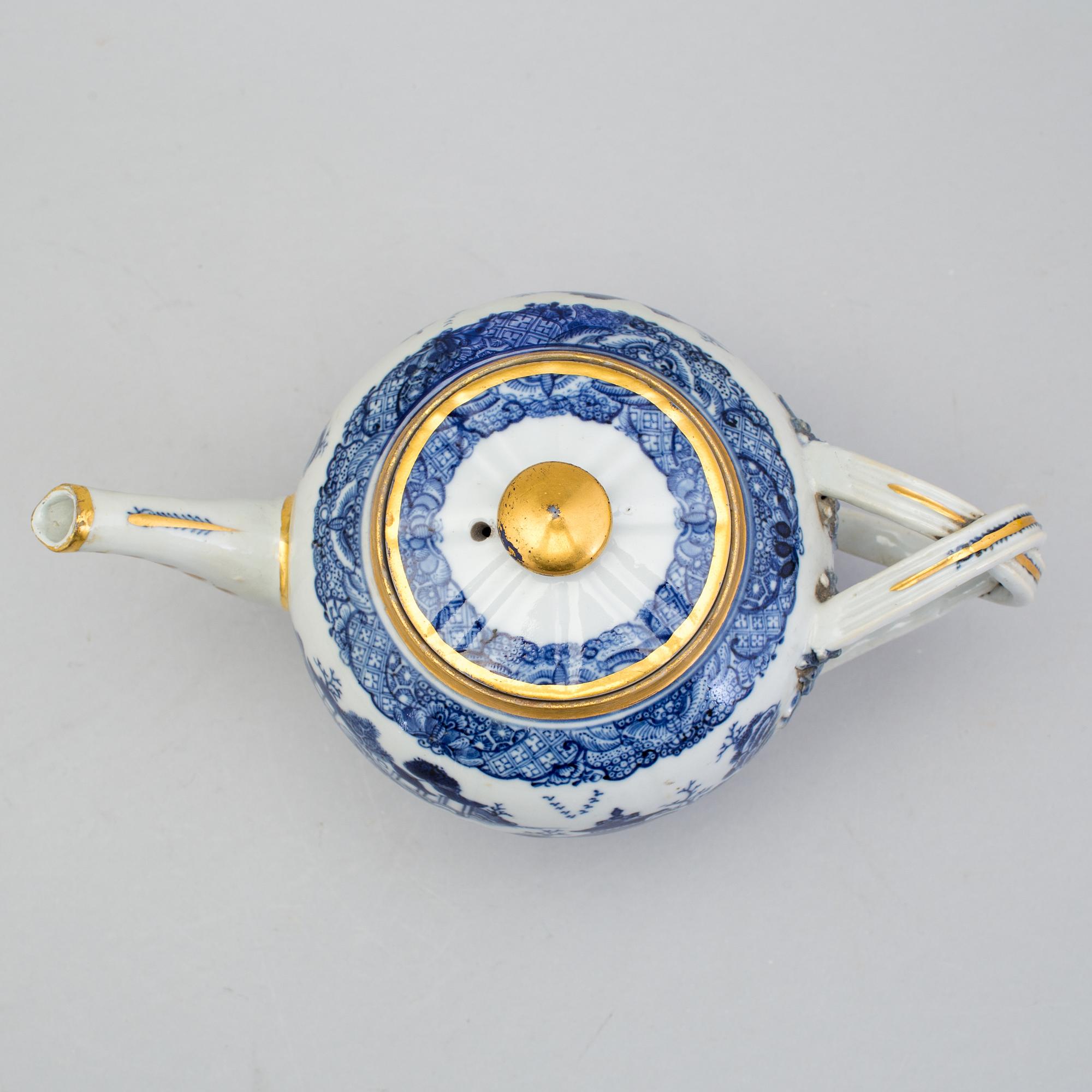 A Chinese export porcelain teapot and three dishes, circa 1800.