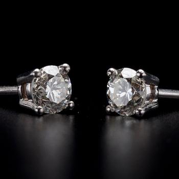 ÖRHÄNGEN, vitguld 18K, briljantslipade diamanter, tot. 0,81 ct. Vikt 1,67 g.