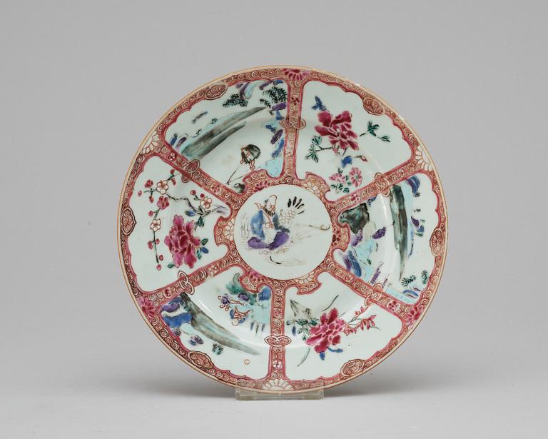 A famille rose plate. Qing dynasty, Qianlong (1736-95).