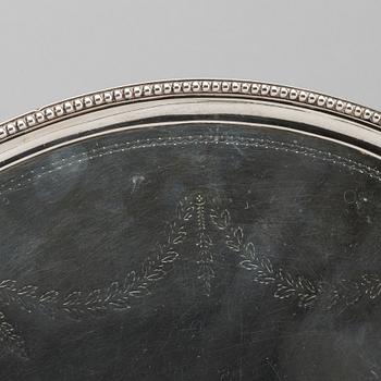 A SILVER SALVER BY JOHN CROUCH & THOMAS HANNAM, London 1782, weight c:a 1200 g.