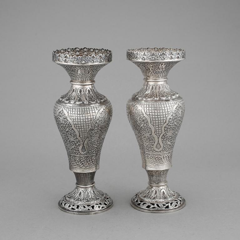 VASER, ett par, silver, med svenska importstämplar, 1900-tal. Vikt ca 450g.