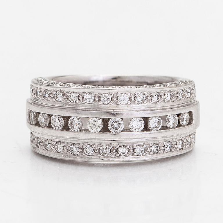 Ring, 14K vitguld, diamanter totalt ca 0.75 ct.