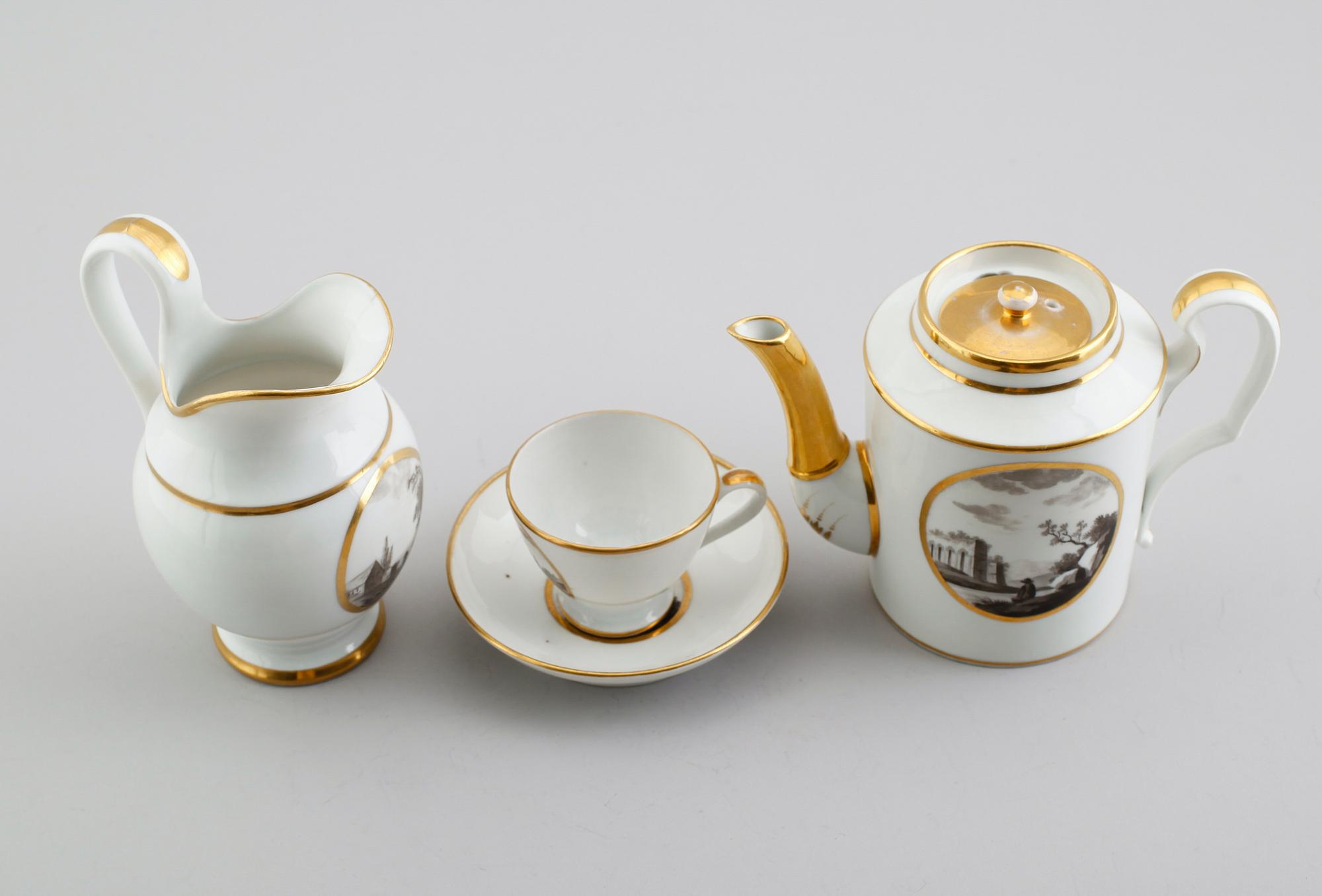 KAFFEKANNA, TILLBRINGARE SAMT KOPP MED FAT, porslin, empirestil, 1800-/1900-tal.