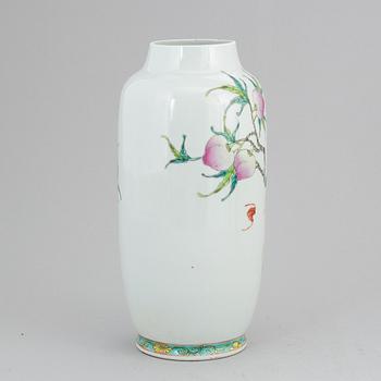 A famille rose peach vase, late Qing dynasty.