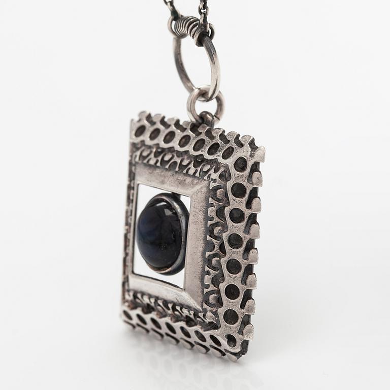 Pentti Sarpaneva, A silver necklace with a spectrolite, model 1413. Kalevala Koru, Helsinki 1968.