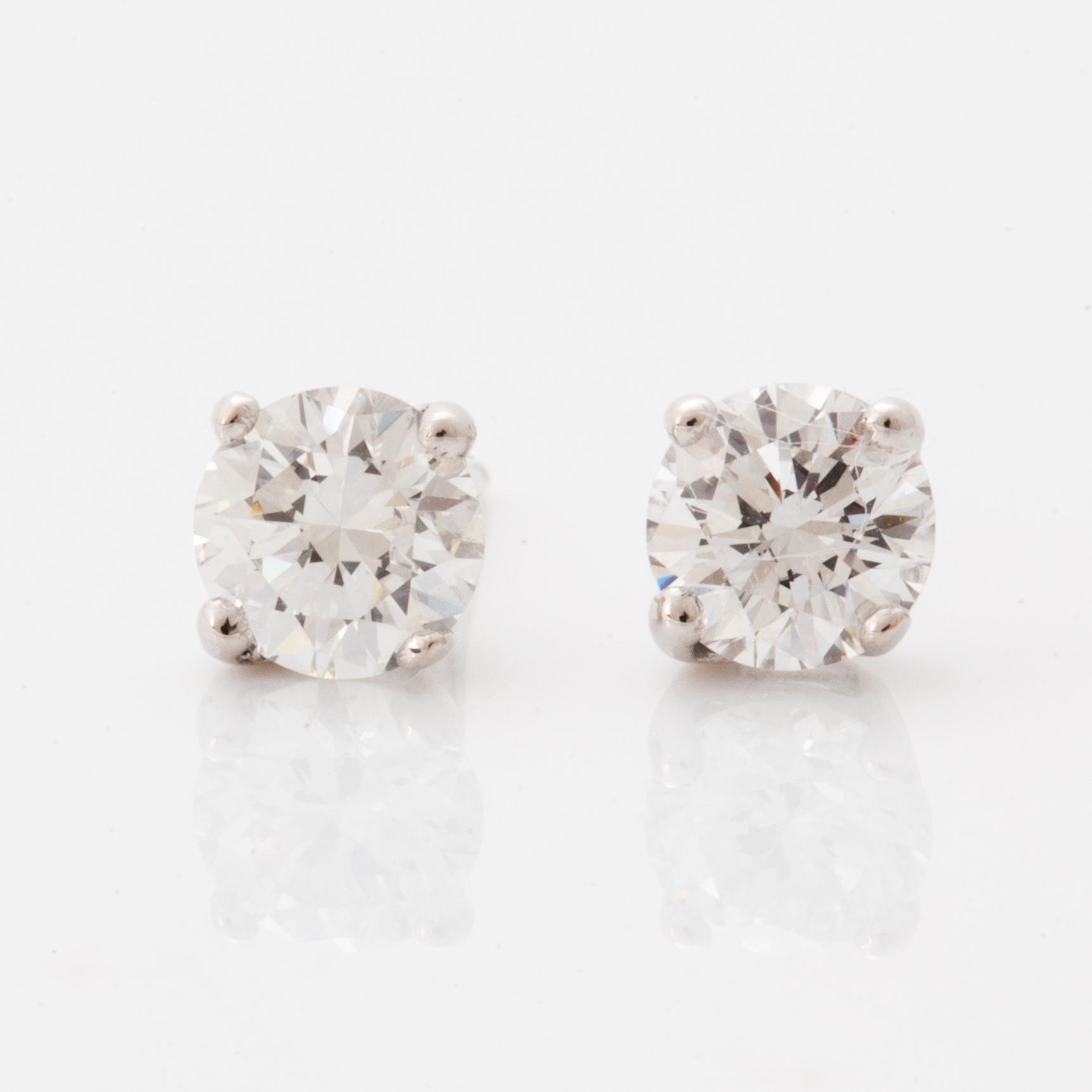 Örhängen med briljantslipade diamanter.