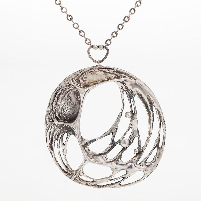 Karl Laine, hängen, "Spider web", 2 st, silver, Åbo 1970-tal.