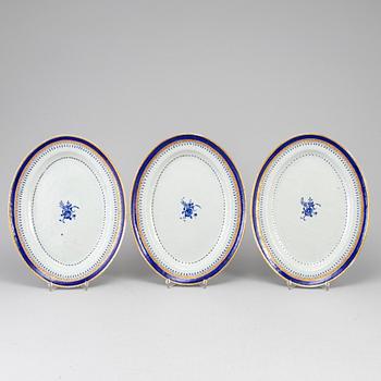 A set of three blue and white and gilt export porcelain serving dishes, Qing dynasty, Jiaqing (1796-1820).