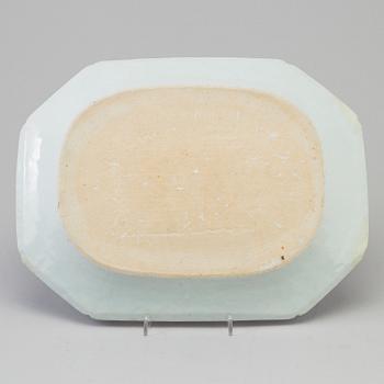 A blue and white serving dish, Qing dynasty, Qianlong (1736-95).