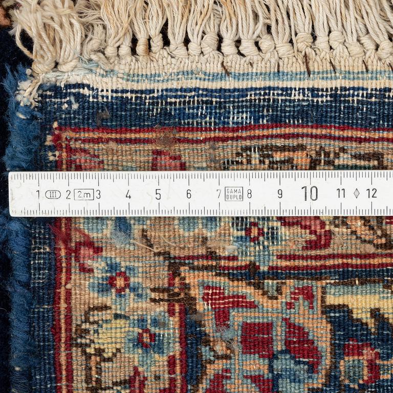 Matta, semiantik "Lion and Sun" Kirman, ca 243 x 144 cm.