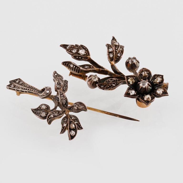 BROSCH, silver samt guld med gammalslipade diamanter. Vikt 14,4 gram.