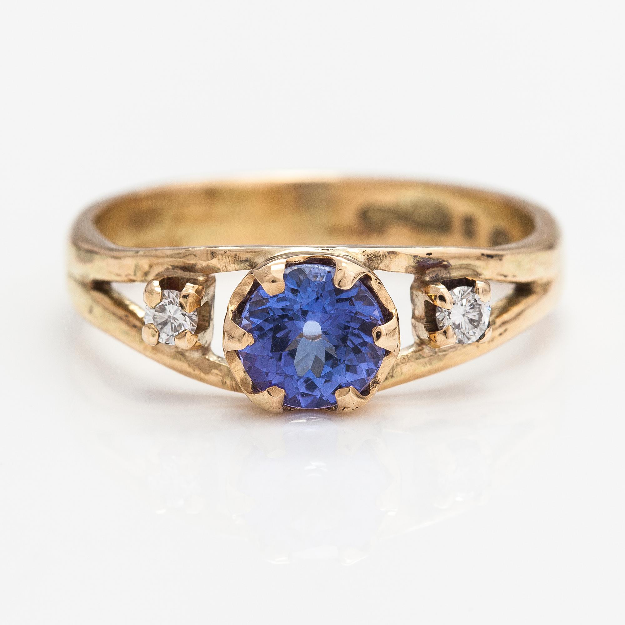 A 14K gold ring with a tanzanite and diamonds ca. 0.12 ct in total. Lagercrantz Jewellery, Tammisaari 2018.