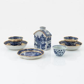 A group of five Chinese blue and white porcelain pieces, Qing dynasty, Qianlong (1736-95).