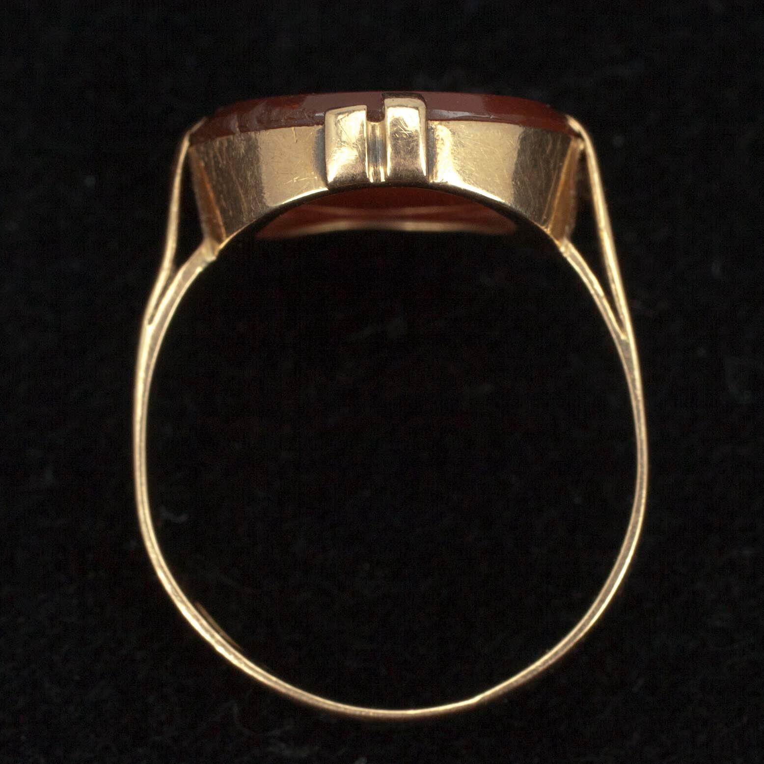 MANCHETTKNAPPAR, ett par, samt RINGAR, 2 st. 18K guld, silver 830, karneol. Tot. vikt ca 15,8. 1900-tal.