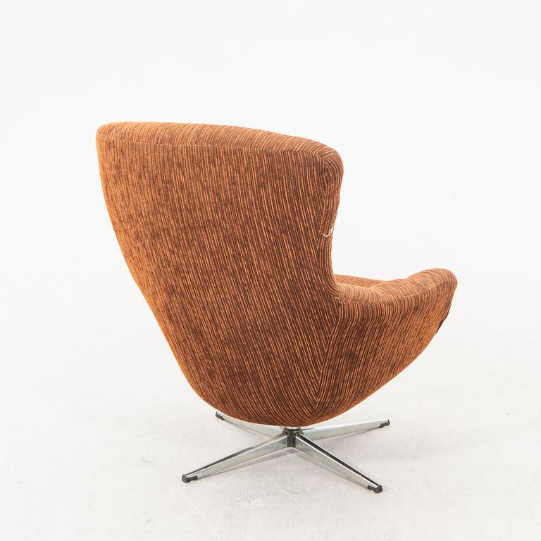A 1970s easy chair.