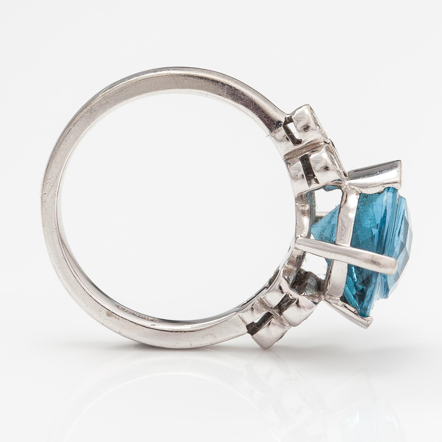 A 14K white gold ring with a topaz and diamonds ca. 0.18 ct in total.